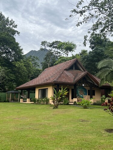 Private, quiet home outside of busy La Fortuna, near hot springs!