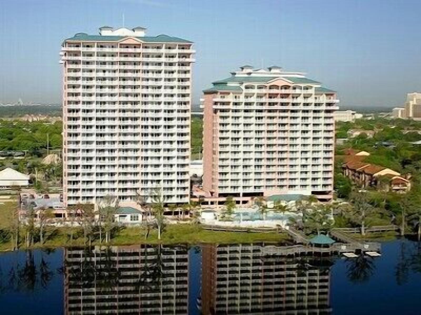 BLUE HERON LAKEFRONT 2 BED 2 BATH CONDO -1 MILE TO DISNEY- SLEEPS 6 -WIFI