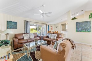 スマートテレビ、DVD プレーヤー、卓球台