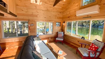 Smart-tv, dvd-afspiller, bøger, videobibliotek