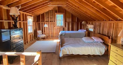 Cove Cottage: In ruhiger Lage zwischen den Kiefern des ruhigen Seavey Cove Eingebettet