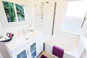Combined shower/bathtub, hair dryer, towels, soap - Manly Sunshine Cottage - quiet family retreat (Manly Vale)