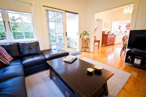 Smart TV, Netflix, DVD player, books - Manly Sunshine Cottage - quiet family retreat (Manly Vale)