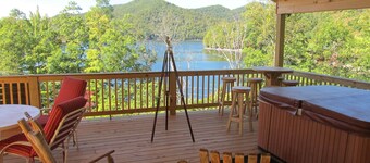 Best Sunset!, hot tub!,  canoes! read more about me.