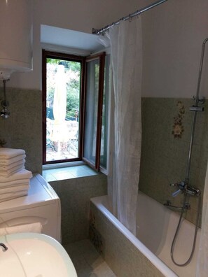 Combinazione doccia/vasca, bidet, asciugamani