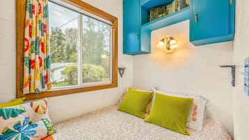 Työpöytä, silitysrauta/-lauta, Wi-Fi, vuodevaatteet