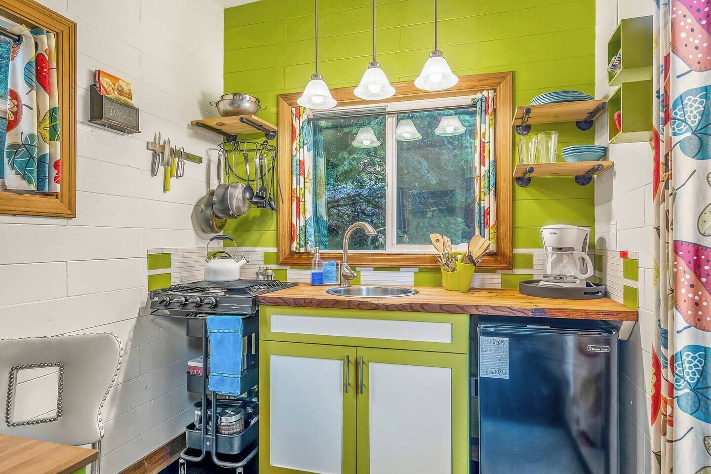 Een koelkast, een kookplaat, een koffiezetapparaat/waterkoker