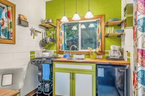 Réfrigérateur, plaque de cuisson, cafetière/bouilloire, grille-pain