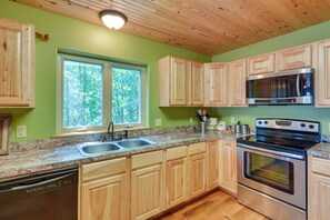 Fridge, microwave, stovetop, dishwasher - Spacious Log Cabin in Fairland, 1 Mi to Grand Lake (Fairland)