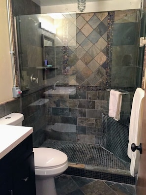 Douche, douche à « effet pluie », articles de toilette gratuits