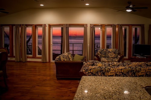 Beachfront! Diving, Snorkeling, Kayaking on site.  Turtle Casa, ENTIRE VILLA!!