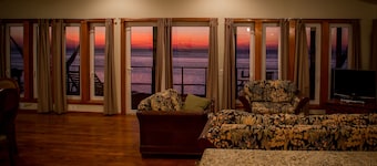 Beachfront! Diving, Snorkeling, Kayaking on site.  Turtle Casa, ENTIRE VILLA!!