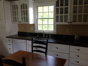 Fridge, microwave, stovetop, dishwasher - Oceanfront Beach House In Plymouth (Plymouth)