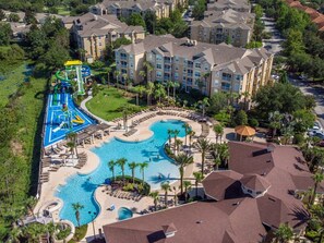 Un complexe hôtelier doté d’une grande piscine, d’un parc aquatique et de plusieurs immeubles résidentiels.