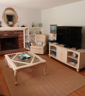 Smart TV, fireplace, books - BEAUTIFUL HOME & PROPERTY CONVENIENT TO NANTUCKET SOUND AND CAPE COD BAY BEACHES (Yarmouth)