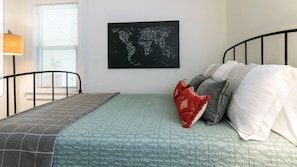 2 bedrooms, iron/ironing board, travel cot, WiFi - Mid-Century Modern Home in Downtown Royal Oak! (Royal Oak)
