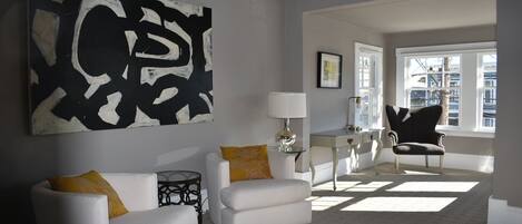 Taulutelevisio, DVD-soitin, stereot, työhuone