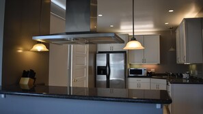 ثلاجة، ميكروويف، فرن، موقد طهي مسطح