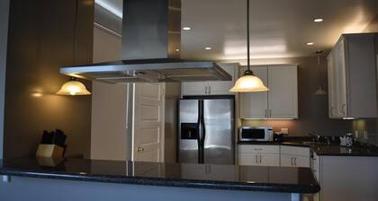 Beautiful Flat Centrally Located 1/2 block from The Presidio