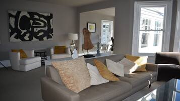 Televisión de pantalla plana, reproductor de DVD, estéreo y oficina