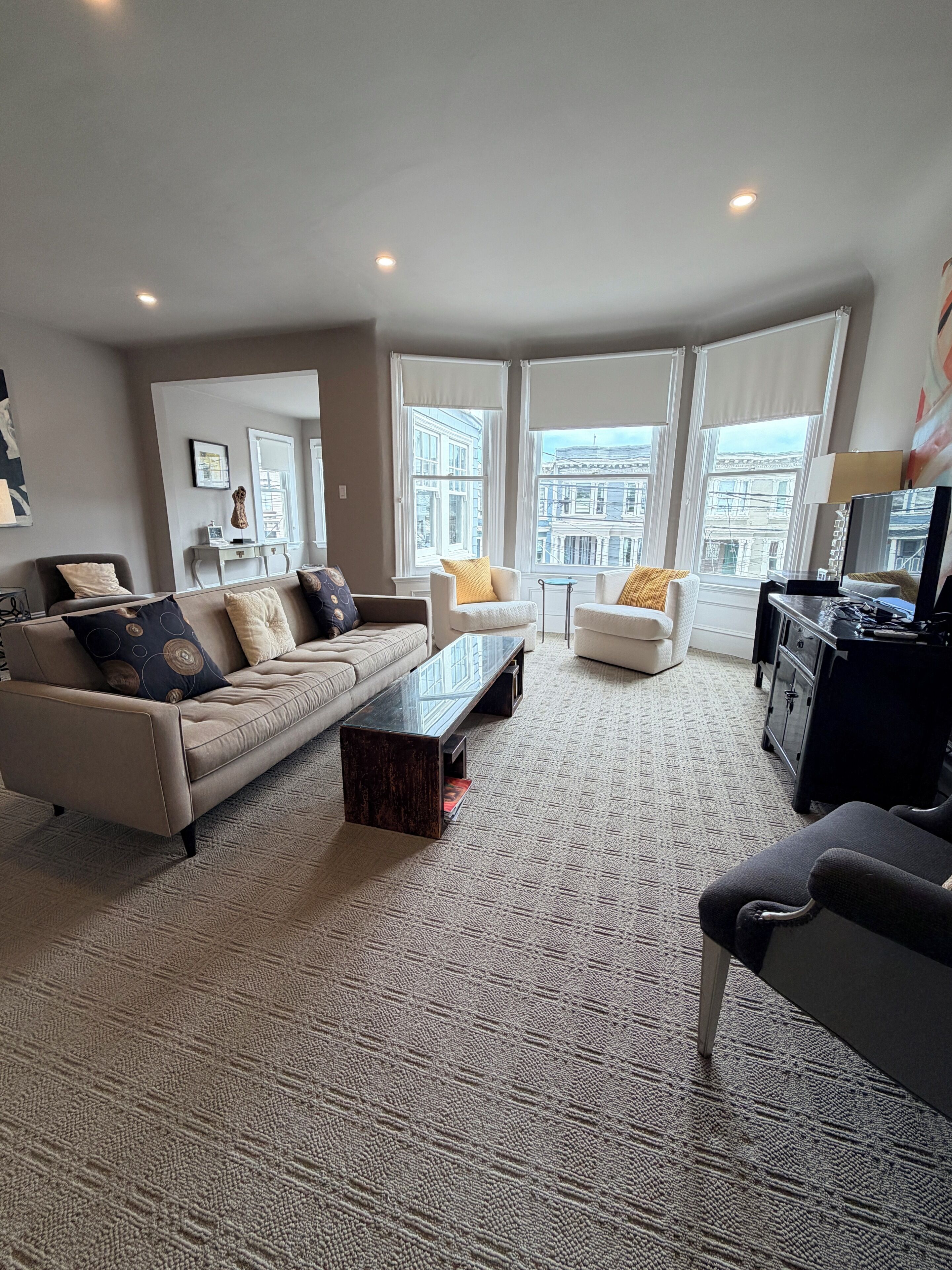 薄型テレビ、DVD プレーヤー、ステレオ、書斎 / ワークスペース