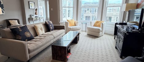 Platt-tv, dvd-spelare, en stereo och kontor