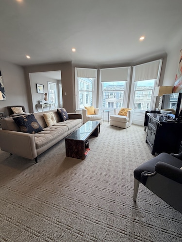 Elegant SF 2 Bedroom Flat in A Great Neighborhood.