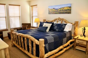3 bedrooms, desk, iron/ironing board, travel crib - Luxurious 3br/3ba house 4 blks 2 Granby Rnch,xbox,foosball,2Kng bd,bunk beds F/T (Granby)