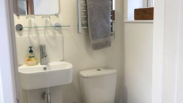 Rainfall showerhead, hair dryer, towels, shampoo