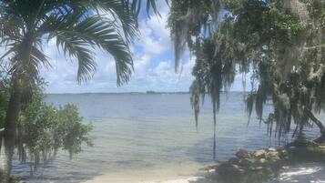 Beach nearby, sun loungers, beach towels
