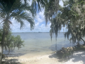 Playa en los alrededores, camastros y toallas de playa