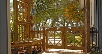 1 puoli Acre Intercoastal Home w / Guest House, Trail, Ranta, Dock, Playground