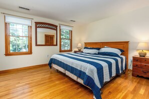 6 bedrooms, iron/ironing board, free WiFi - Family Reunion Home with Heated Salt Water Swimming Pool and Central A/C (Dennis Port)