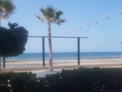 Gated Community 2bd/2ba/WiFi/Cable/2 Car Garage. Home sleeps 8