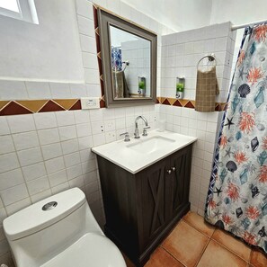 Douche, sĂšche-cheveux, serviettes fournies, papier toilette