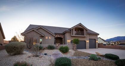 Spacious 3000 sq ft Home Parking galore Next to Sand Hollow Reservoir A+location