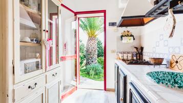 Kühlschrank, Mikrowelle, Wasserkocher mit Kaffee-/Teezubehör