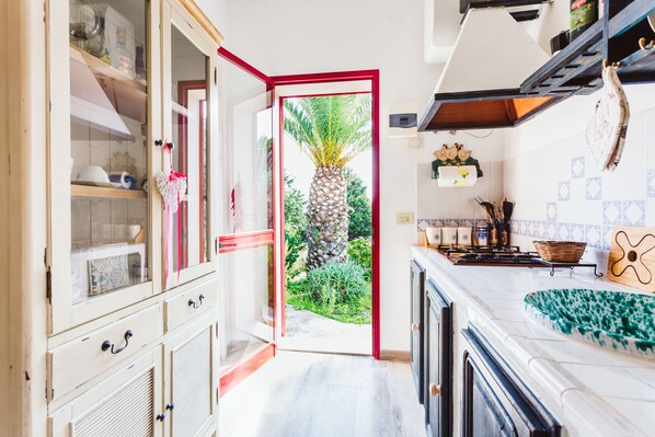 Kühlschrank, Mikrowelle, Wasserkocher mit Kaffee-/Teezubehör