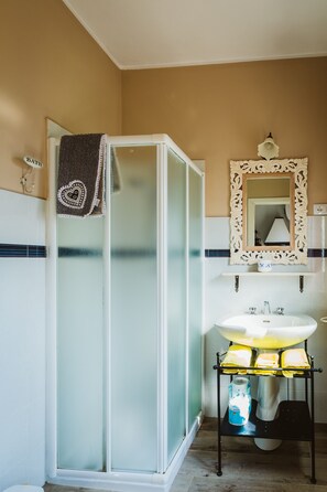 Baignoire, séchoir à cheveux, bidet, serviettes fournies