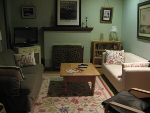 Smart TV, video games, DVD player, books - Location! Location! Location! Easy access to everything Eugene, arts to outdoors (Eugene)