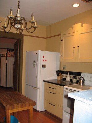 JÀÀkaappi, mikroaaltouuni, uuni, liesi