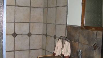 Ensemble douche/baignoire, sĂšche-cheveux, serviettes fournies, savon