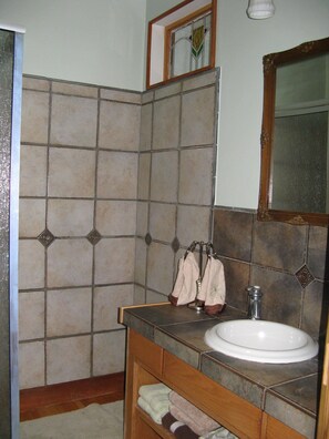 Combined shower/tub, hair dryer, towels, soap - Location! Location! Location! Easy access to everything Eugene, arts to outdoors (Eugene)