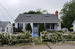 Exterior - Adorable Cottage, short walk to Scarborough Beach. (Narragansett)