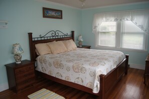 4 bedrooms, iron/ironing board, WiFi, bed sheets - Adorable Cottage, short walk to Scarborough Beach. (Narragansett)