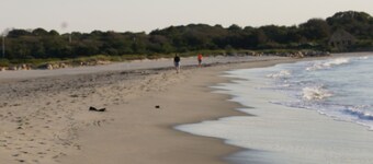 Adorable Cottage, short walk to Beach Weekly and Monthly offering until May 2026