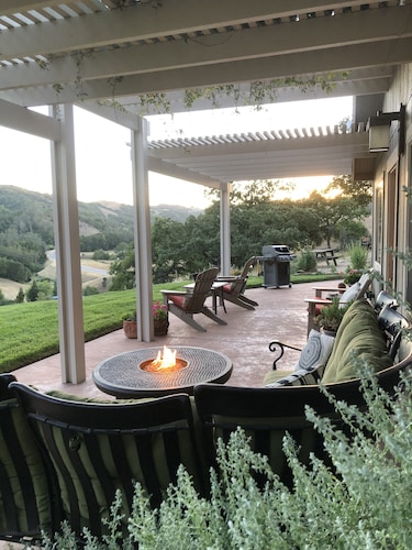 Artist Vineyard Cottage - coastal influence in the heart of Wine Country!