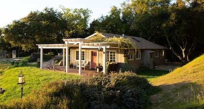 Artist Vineyard Cottage - coastal influence in the heart of Wine Country!