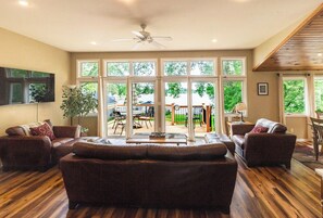 Fernseher, DVD-Player, Bücher, Videothek