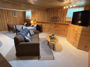 TV, DVD-spiller, bøker og filmbibliotek